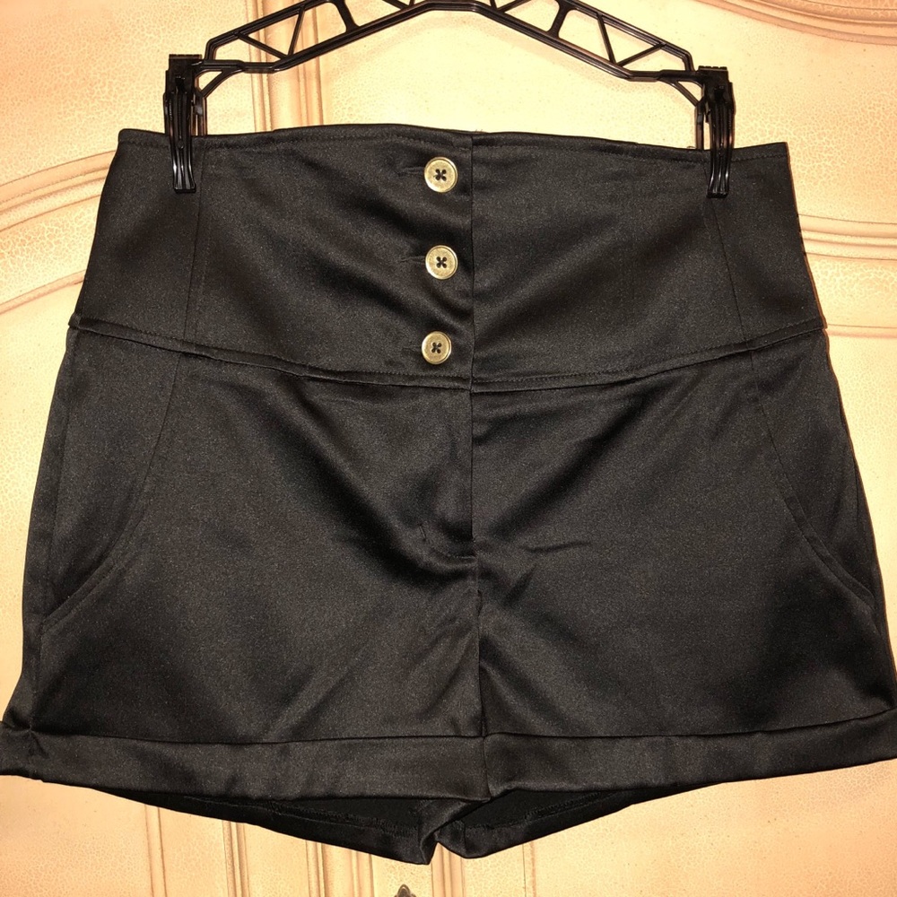💥New💥 High waisted satin shorts
